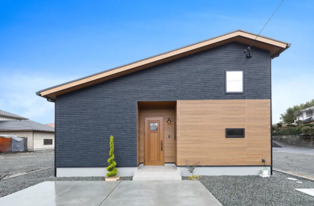 木目の勾配天井が広がる中二階と大型収納を備えた機能的な家 - センチュリーハウス - 外観