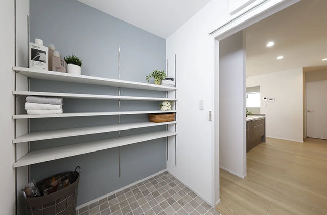 ランドリー - 中山町平屋モデルハウスII「白壁と木目のナチュラルモダン平屋」(鹿児島市) - センチュリーハウス