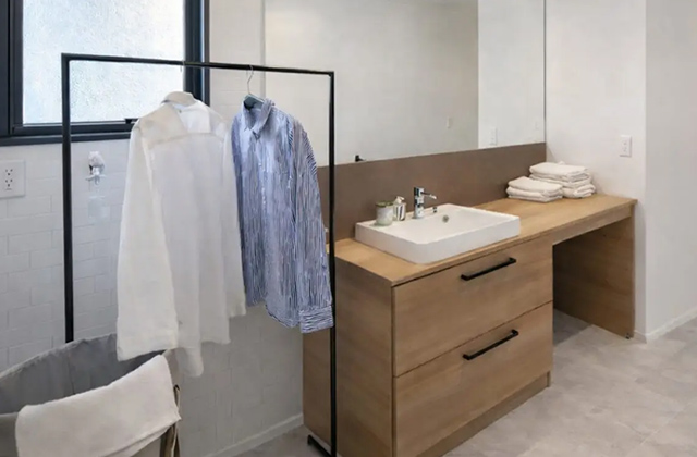 ランドリー - 姶良平松平屋モデルハウス「シャープなガルバリウム鋼板の家事ラク4LDK平屋」(姶良市) - センチュリーハウス