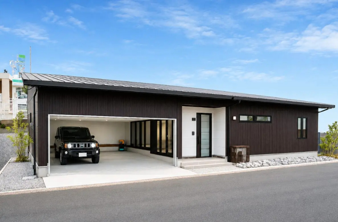 国分福島「黒ガルバのシャープな外観と21帖のインナーガレージを備えた平屋」(霧島市) - センチュリーハウス - 外観