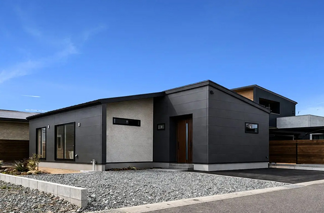 国分平屋モデルハウス「ウォームベージュの無垢床とアイランドキッチンの4LDK平屋」(霧島市) - センチュリーハウス