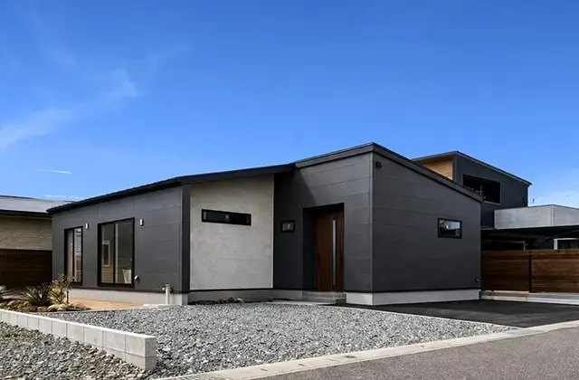 国分平屋モデルハウス「ウォームベージュの無垢床とアイランドキッチン