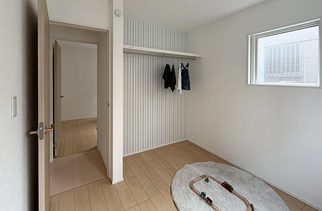 子供部屋 - 国分平屋モデルハウス「ウォームベージュの無垢床とアイランドキッチンの4LDK平屋」(霧島市) - センチュリーハウス