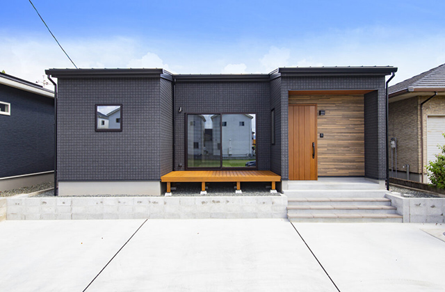 中郷平屋モデルハウス「広々ウッドデッキ付き4LDKコの字型住宅」(薩摩川内市) - センチュリーハウス