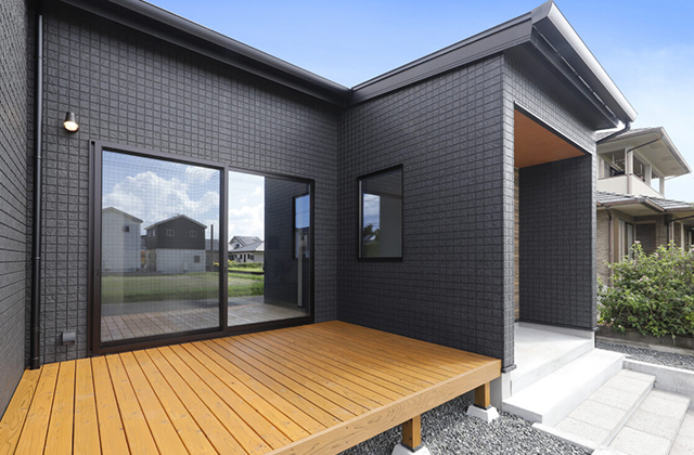 ウッドデッキ - 中郷平屋モデルハウス「広々ウッドデッキ付き4LDKコの字型住宅」(薩摩川内市) - センチュリーハウス