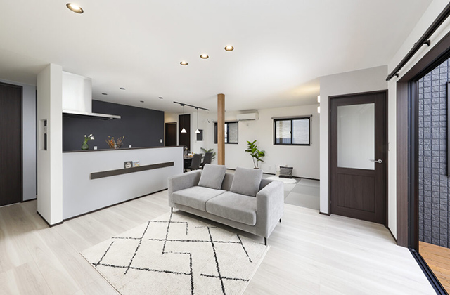 LDK - 中郷平屋モデルハウス「広々ウッドデッキ付き4LDKコの字型住宅」(薩摩川内市) - センチュリーハウス