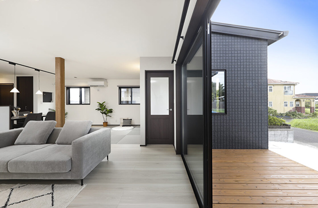 リビング・外構 - 中郷平屋モデルハウス「広々ウッドデッキ付き4LDKコの字型住宅」(薩摩川内市) - センチュリーハウス