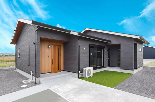 西祓川 平屋モデルハウス「勾配天井と広々20帖リビングの収納豊富な4LDK」(鹿屋市) - センチュリーハウス