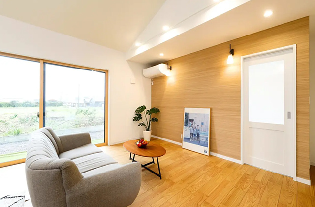 リビング - 西祓川 平屋モデルハウス「勾配天井と広々20帖リビングの収納豊富な4LDK」(鹿屋市) - センチュリーハウス