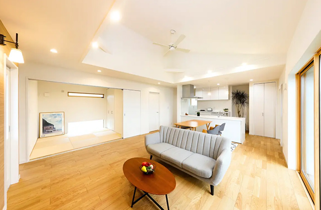 LDK - 西祓川 平屋モデルハウス「勾配天井と広々20帖リビングの収納豊富な4LDK」(鹿屋市) - センチュリーハウス