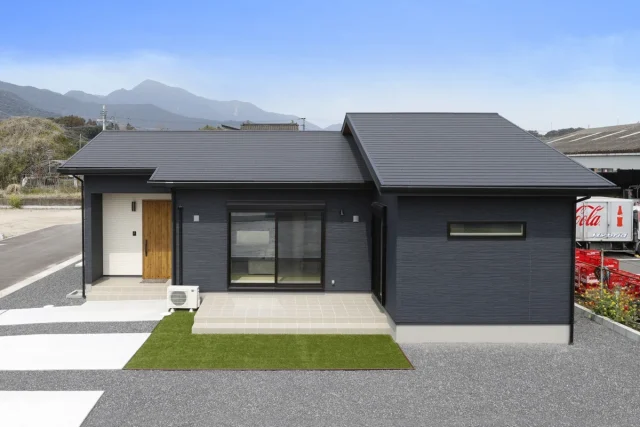 外観 - 鹿屋西祓川 平屋モデルハウス「勾配天井と広々20帖リビングの収納豊富な4LDK」(鹿屋市)