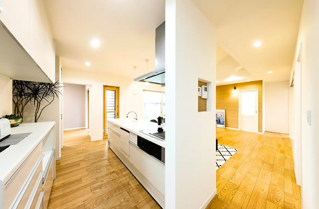 キッチン - 西祓川 平屋モデルハウス「勾配天井と広々20帖リビングの収納豊富な4LDK」(鹿屋市) - センチュリーハウス