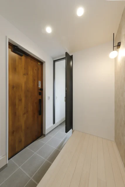 玄関 - 鹿屋西祓川 平屋モデルハウス「勾配天井と広々20帖リビングの収納豊富な4LDK」(鹿屋市)