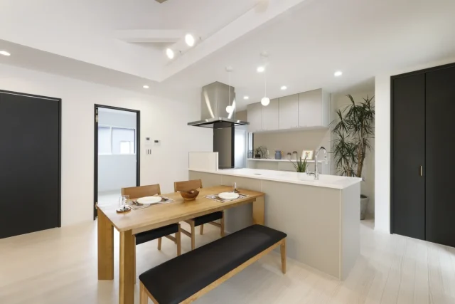 ダイニング - 鹿屋西祓川 平屋モデルハウス「勾配天井と広々20帖リビングの収納豊富な4LDK」(鹿屋市)