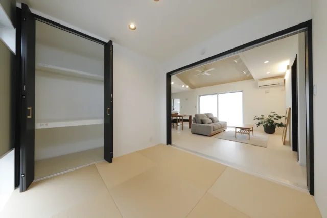 和室 - 鹿屋西祓川 平屋モデルハウス「勾配天井と広々20帖リビングの収納豊富な4LDK」(鹿屋市)