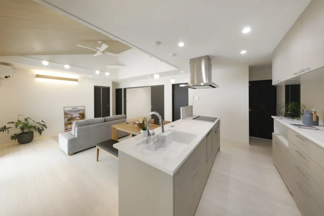 キッチン - 鹿屋西祓川 平屋モデルハウス「勾配天井と広々20帖リビングの収納豊富な4LDK」(鹿屋市)