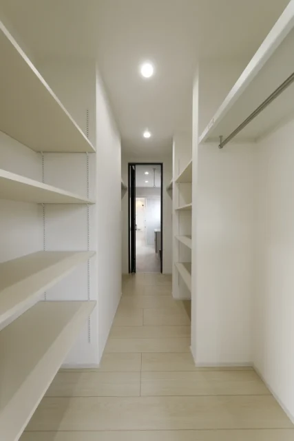 ファミリークローゼット - 鹿屋西祓川 平屋モデルハウス「勾配天井と広々20帖リビングの収納豊富な4LDK」(鹿屋市)