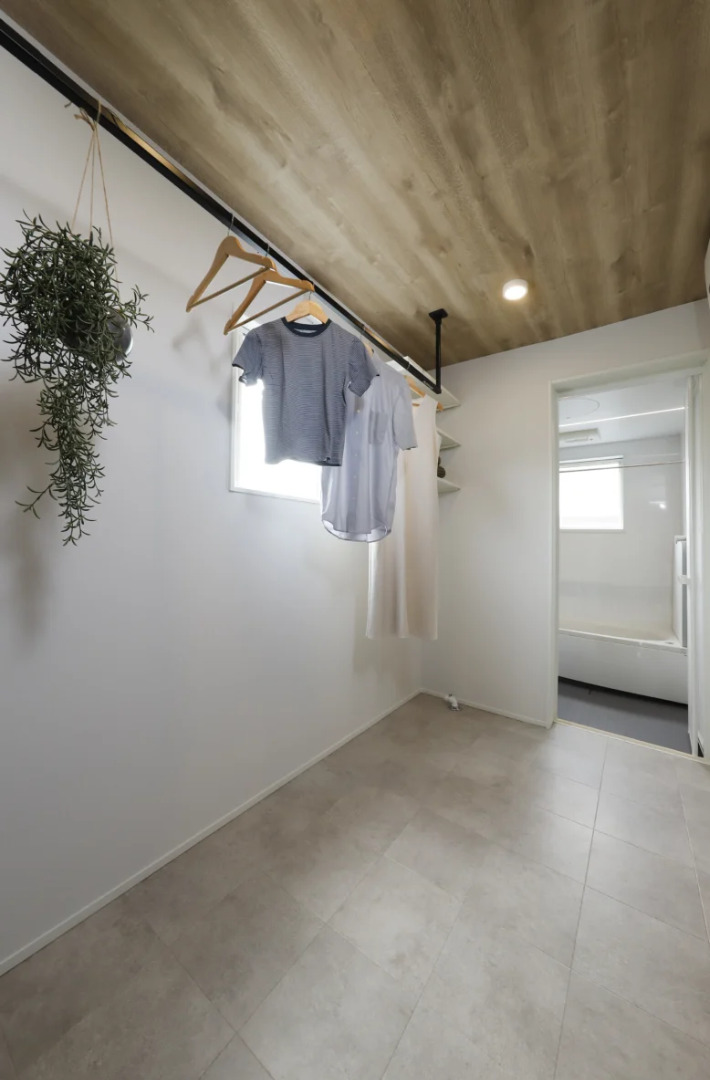 木の温もりとブラックのモダンデザインが調和する平屋 - センチュリーハウス - ランドリールーム