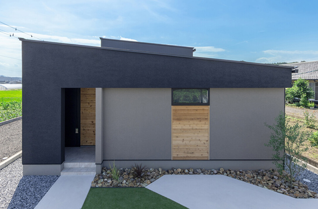 プライバシーと光を両立する洗練されたコの字型平屋 - チェックハウスプラス