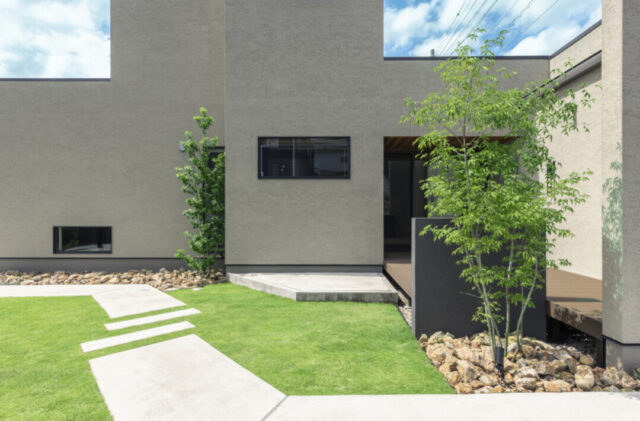 洗練された外構美と異なる素材の質感が映える薪ストーブのある2階建て - チェックハウスプラス - 外観・外構