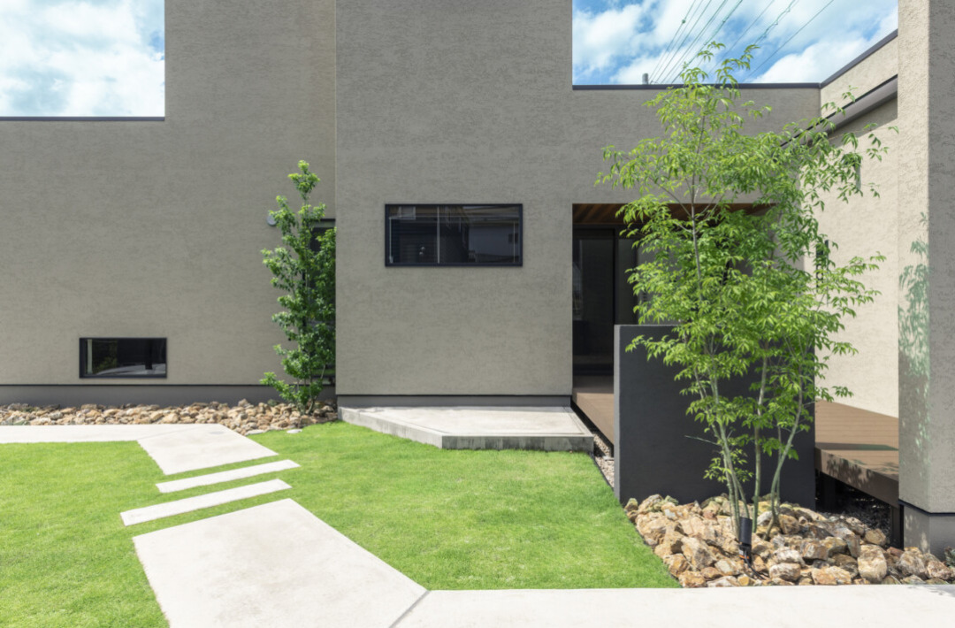 洗練された外構美と異なる素材の質感が映える薪ストーブのある2階建て - チェックハウスプラス - 外観・外構