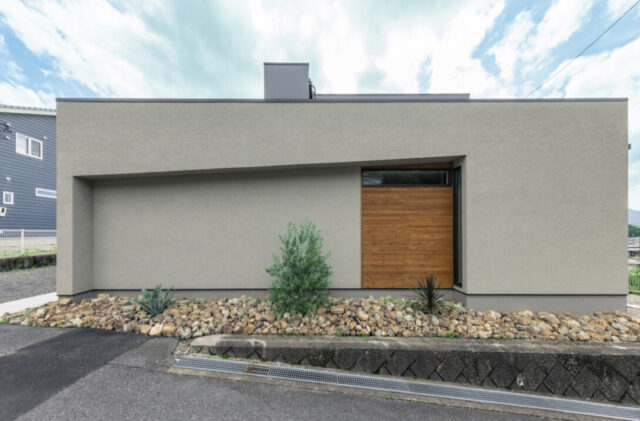 洗練された外構美と異なる素材の質感が映える薪ストーブのある2階建て - チェックハウスプラス - 外観