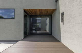 洗練された外構美と異なる素材の質感が映える薪ストーブのある2階建て - チェックハウスプラス - ウッドデッキ