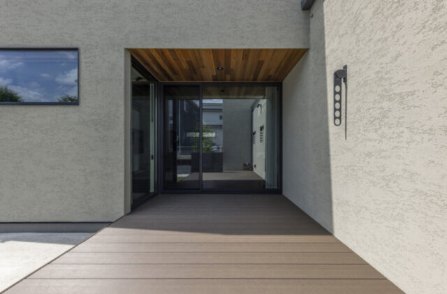 洗練された外構美と異なる素材の質感が映える薪ストーブのある2階建て - チェックハウスプラス - ウッドデッキ