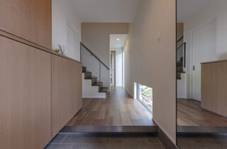 洗練された外構美と異なる素材の質感が映える薪ストーブのある2階建て - チェックハウスプラス - 玄関