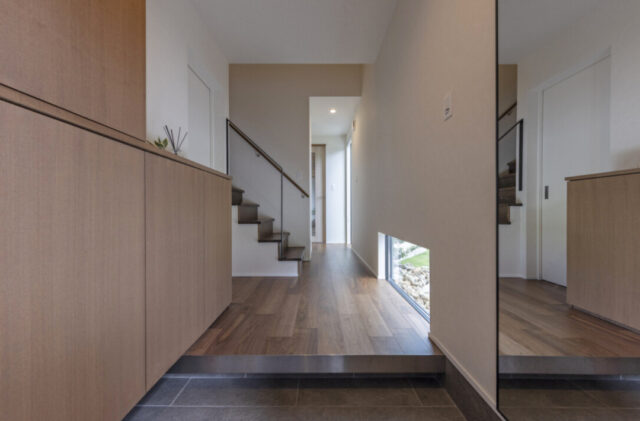 洗練された外構美と異なる素材の質感が映える薪ストーブのある2階建て - チェックハウスプラス - 玄関