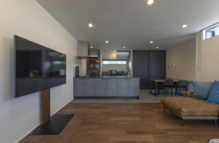 洗練された外構美と異なる素材の質感が映える薪ストーブのある2階建て - チェックハウスプラス - LDK