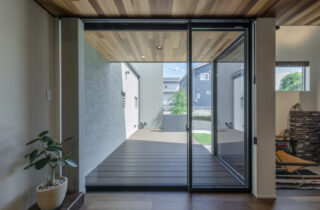 洗練された外構美と異なる素材の質感が映える薪ストーブのある2階建て - チェックハウスプラス - リビング・ウッドデッキ