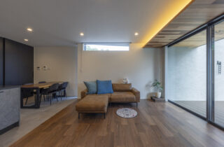 洗練された外構美と異なる素材の質感が映える薪ストーブのある2階建て - チェックハウスプラス - リビング