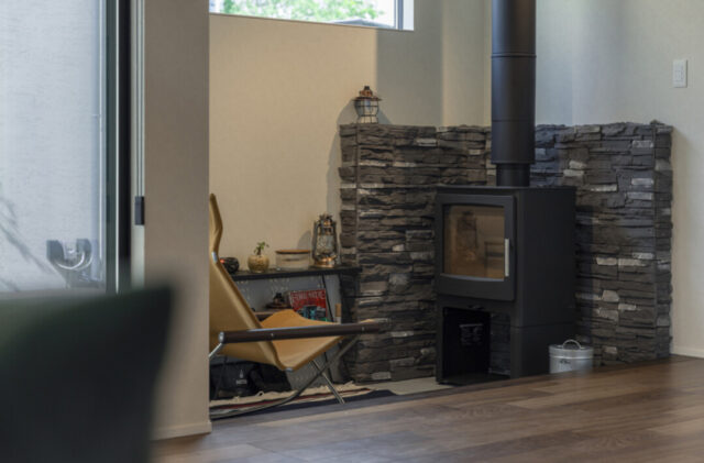 洗練された外構美と異なる素材の質感が映える薪ストーブのある2階建て - チェックハウスプラス - 薪ストーブ