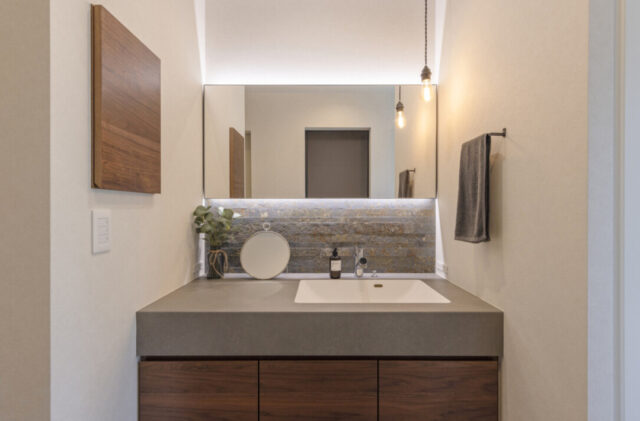 洗練された外構美と異なる素材の質感が映える薪ストーブのある2階建て - チェックハウスプラス - 洗面台