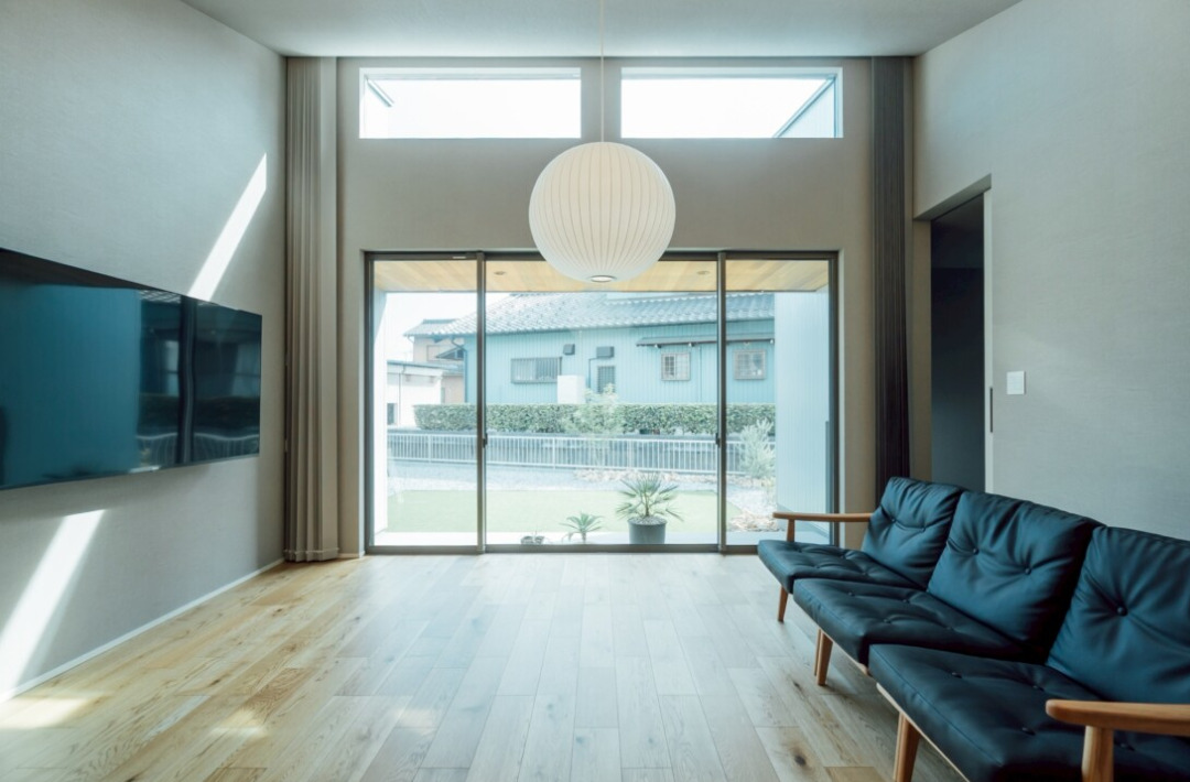 シンプルを極めた勾配屋根の佇まいと開放的なLDKが調和する平屋 - チェックハウスプラス - リビング・外構