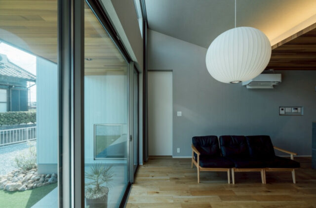 シンプルを極めた勾配屋根の佇まいと開放的なLDKが調和する平屋 - チェックハウスプラス - リビング