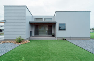 シンプルを極めた勾配屋根の佇まいと開放的なLDKが調和する平屋 - チェックハウスプラス - 外構