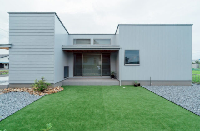 シンプルを極めた勾配屋根の佇まいと開放的なLDKが調和する平屋 - チェックハウスプラス - 外構