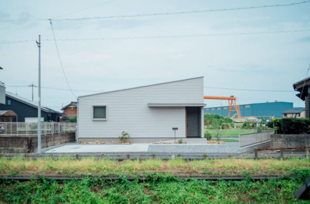 シンプルを極めた勾配屋根の佇まいと開放的なLDKが調和する平屋 - チェックハウスプラス - 外観