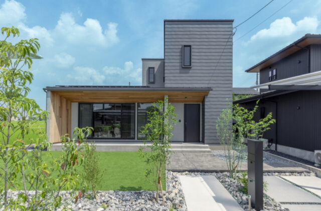 立体的な外装デザインの木の温もりに満ちた開放的な2階建て - チェックハウスプラス - 外観