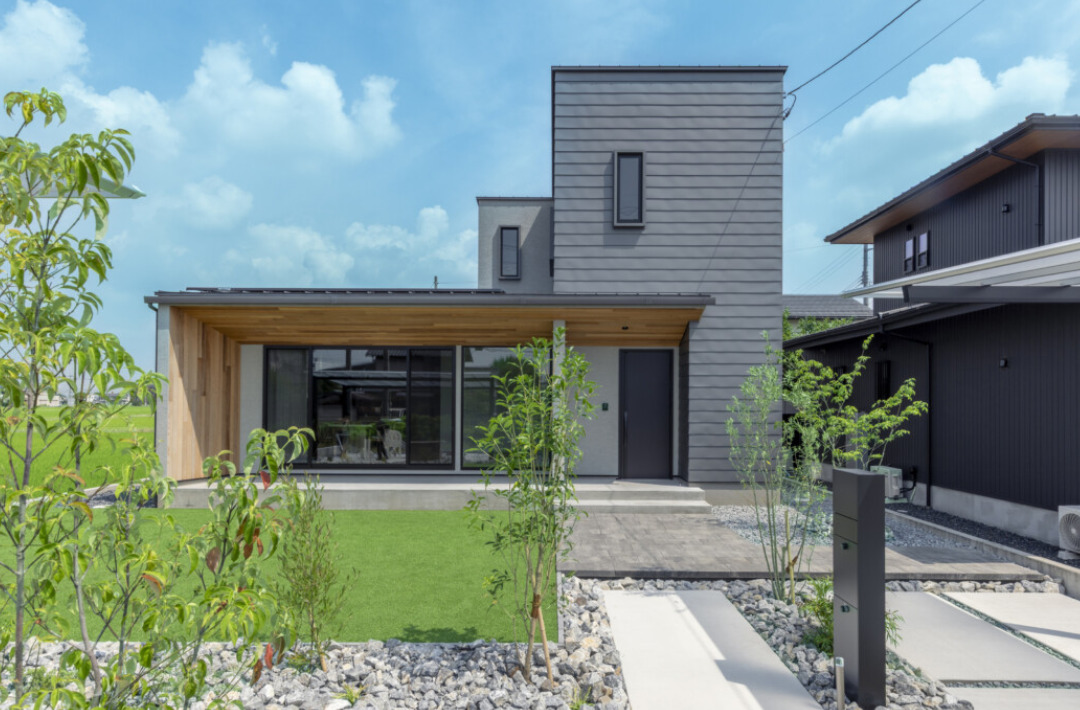 立体的な外装デザインの木の温もりに満ちた開放的な2階建て - チェックハウスプラス - 外観