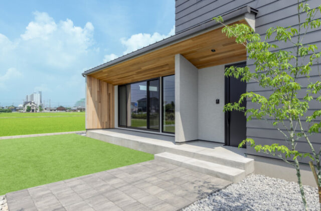 立体的な外装デザインの木の温もりに満ちた開放的な2階建て - チェックハウスプラス - 外構