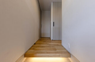 立体的な外装デザインの木の温もりに満ちた開放的な2階建て - チェックハウスプラス - 玄関