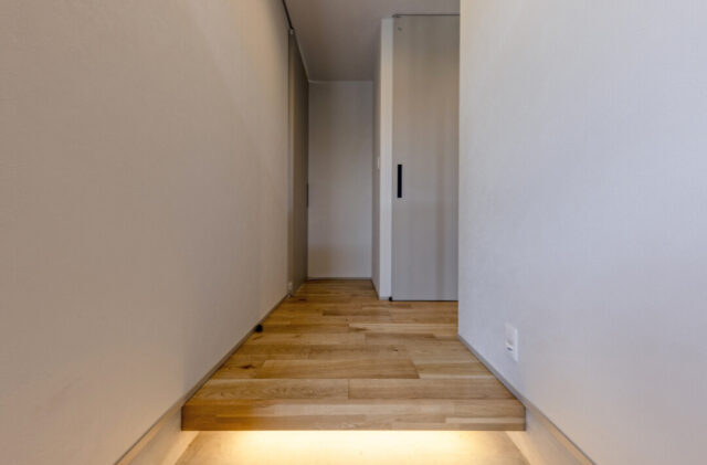 立体的な外装デザインの木の温もりに満ちた開放的な2階建て - チェックハウスプラス - 玄関