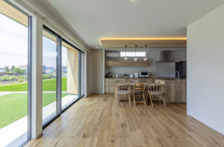 立体的な外装デザインの木の温もりに満ちた開放的な2階建て - チェックハウスプラス - LDK