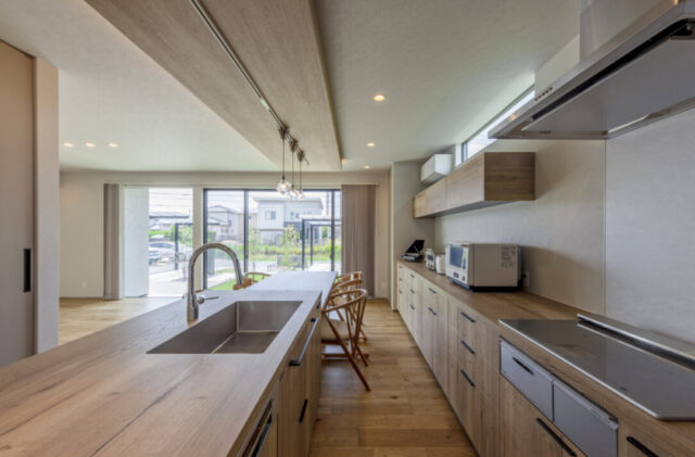 立体的な外装デザインの木の温もりに満ちた開放的な2階建て - チェックハウスプラス - キッチン