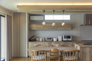 立体的な外装デザインの木の温もりに満ちた開放的な2階建て - チェックハウスプラス - キッチン・ダイニング