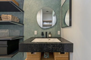 立体的な外装デザインの木の温もりに満ちた開放的な2階建て - チェックハウスプラス - 洗面台