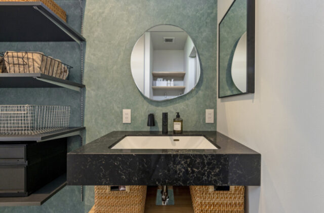 立体的な外装デザインの木の温もりに満ちた開放的な2階建て - チェックハウスプラス - 洗面台